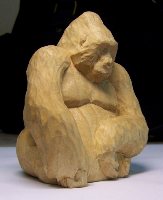 деревянная скульптура. горилла 